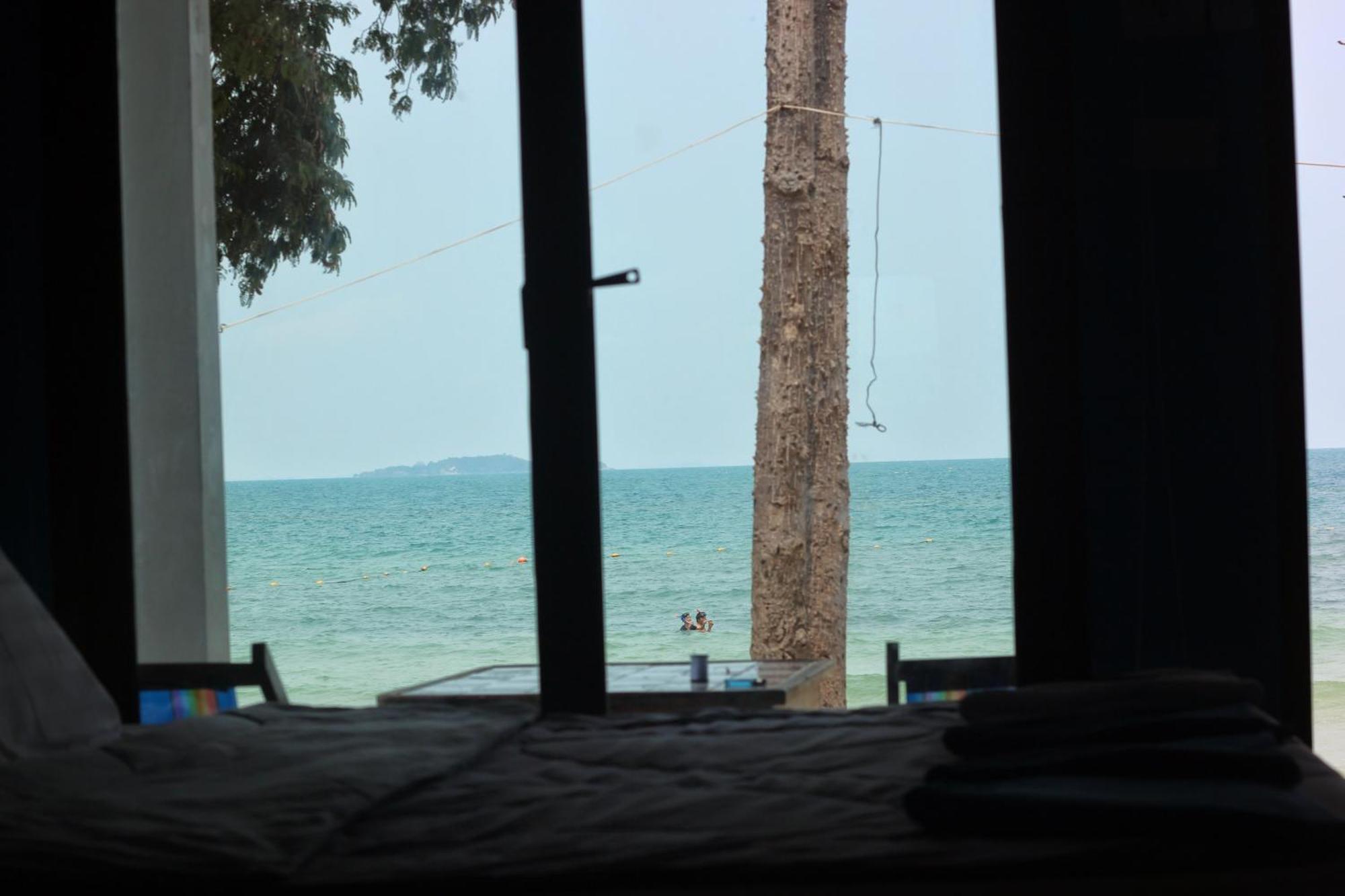 Hotel ลุงดำฮัทบีช Koh Samet Pokoj fotografie