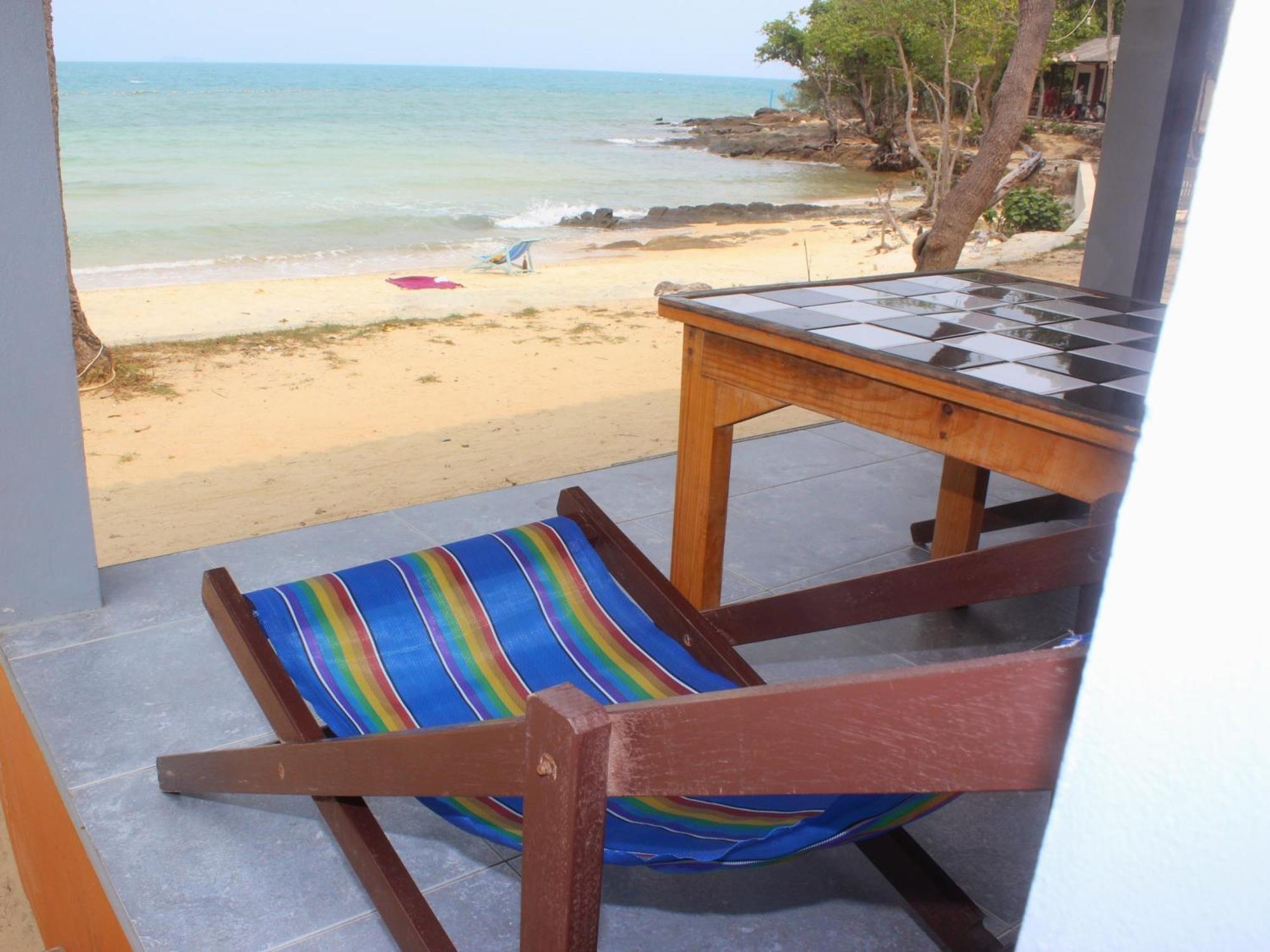 Hotel ลุงดำฮัทบีช Koh Samet Pokoj fotografie