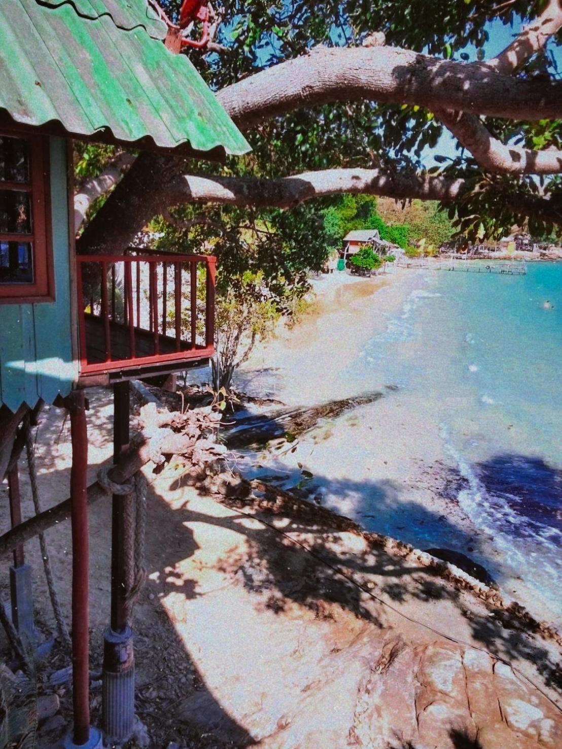 Hotel ลุงดำฮัทบีช Koh Samet Pokoj fotografie